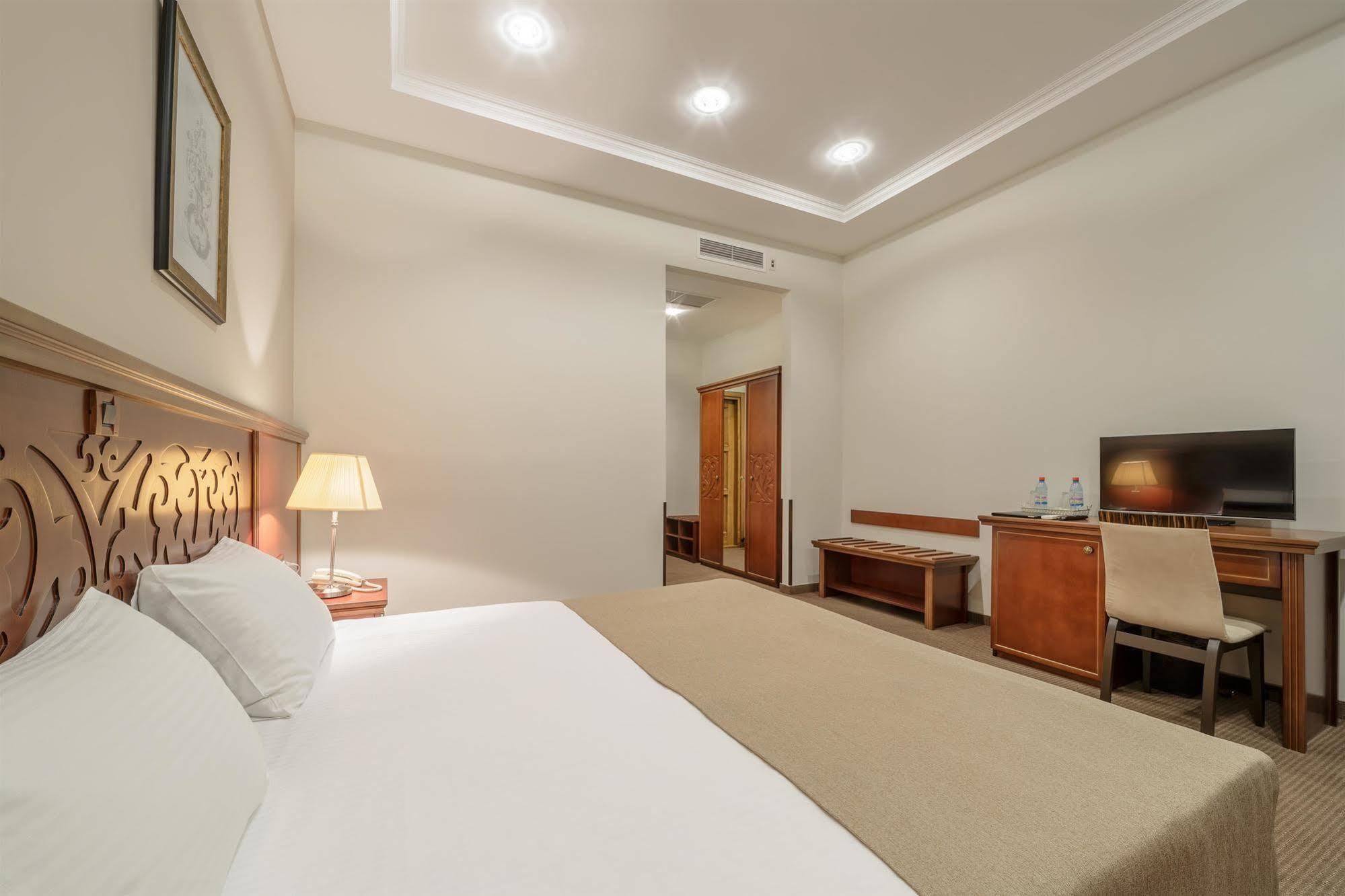 Alarus Luxe Hotel Odesa Exterior photo