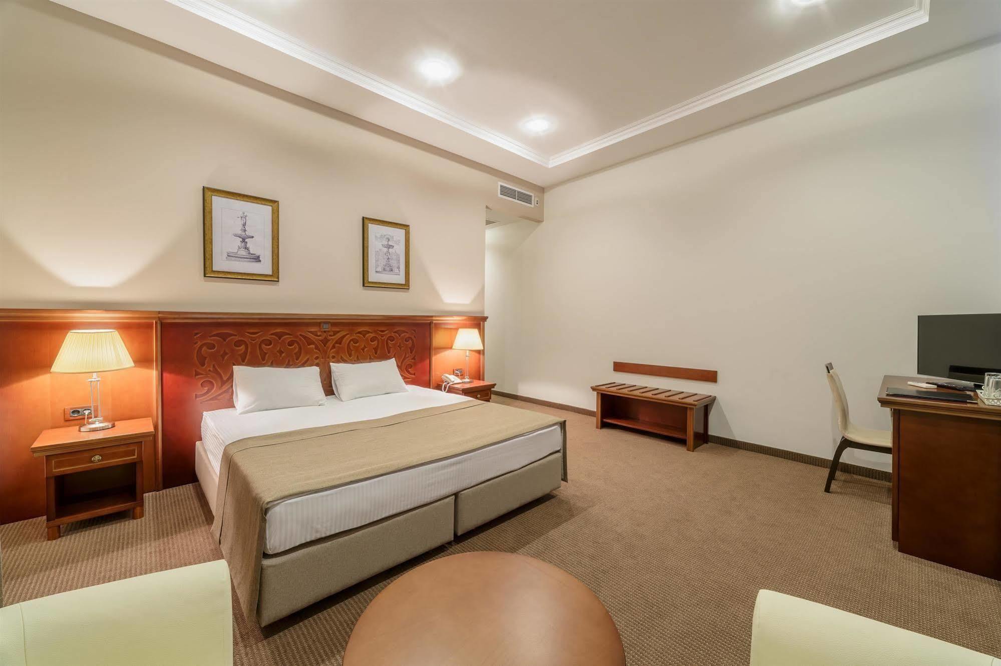 Alarus Luxe Hotel Odesa Exterior photo