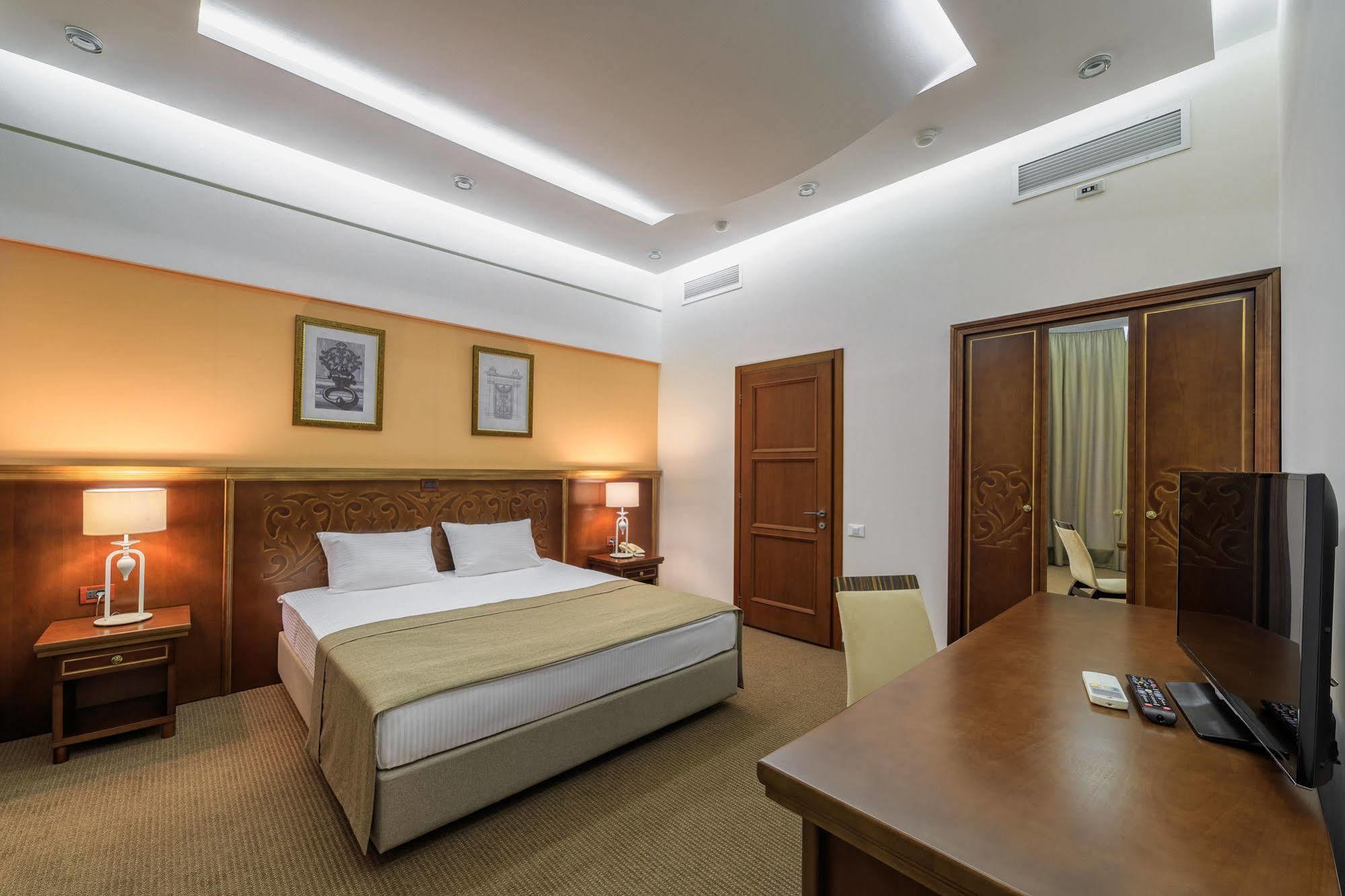 Alarus Luxe Hotel Odesa Exterior photo
